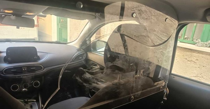 Reagisce durante un controllo e devasta un auto della Polizia Locale: 58enne denunciato