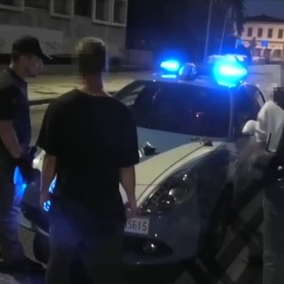 Viene fermato dalla polizia, minaccia e colpisce con gomitate un agente: arrestato 42enne
