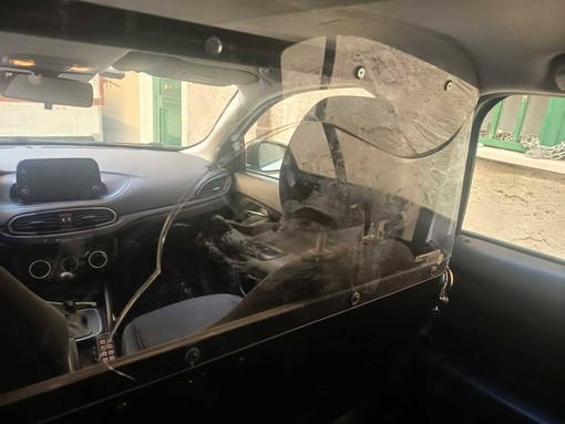 Reagisce durante un controllo e devasta un auto della Polizia Locale: 58enne denunciato