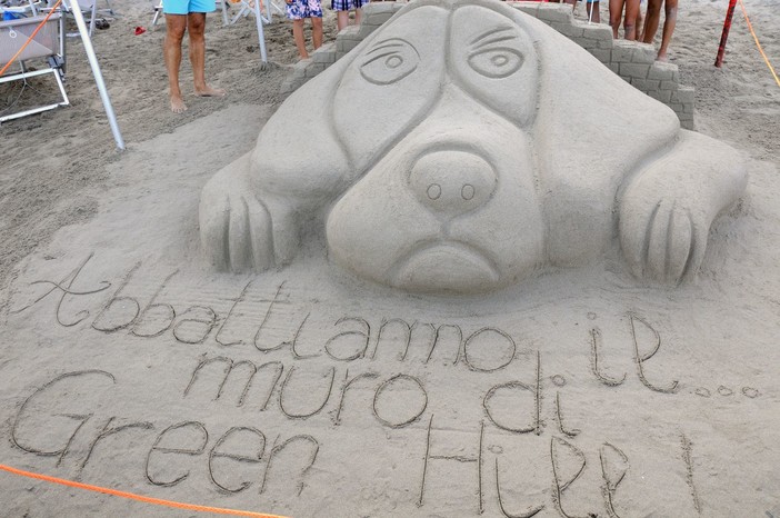 Alassio, gara di castelli di sabbia: un' opera per Green Hill vince la Targa di Savonanews Alassio, gara di castelli di sabbia: un' opera per Green Hill vince la Targa di Savonanews