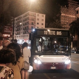 Per andare a ballare i ragazzi scelgono il "To Nite Bus": a bordo 255 passeggeri in due week-end, tante le famiglie