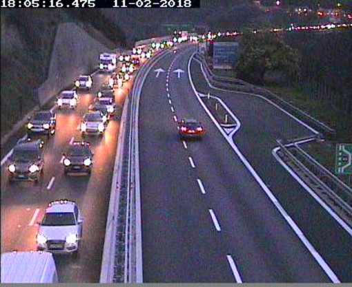Viabilità sulla A10: code e rallentamenti (Agg. traffico in diminuzione) Viabilità sulla A10: code e rallentamenti (Agg. traffico in diminuzione)