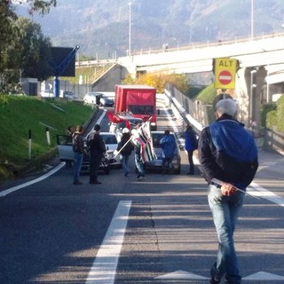 Il corteo Tirreno Power paralizza il traffico di Savona e Vado