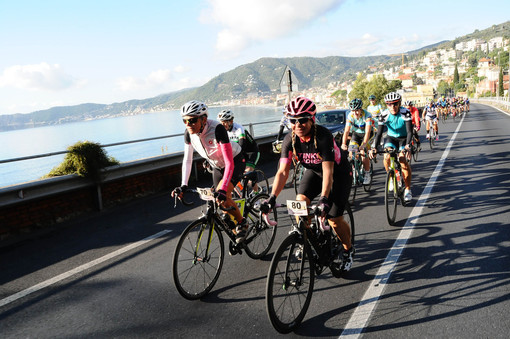Apostrofo rosa a Laigueglia con la gara ciclistica tutta al femminile