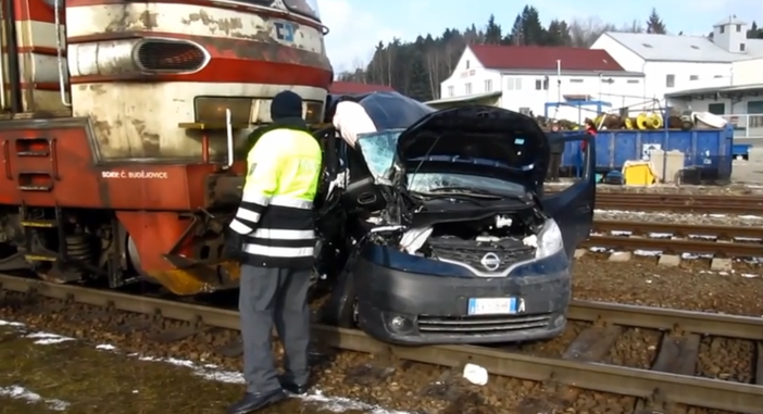 Macchina travolta dal treno in Repubblica Ceca: una disattenzione all'origine dell'incidente