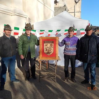 Pallare, nuovo stemma intagliato nel legno per il Gruppo Alpini