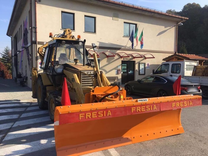 Roccavignale, restaurata la lama sgombero neve ricevuta "in regalo" dall'autostrada "Verdemare"