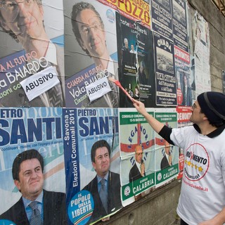 La colla cola, e la campagna si impasta: 5 stelle all'attacco dei manifesti "abusivi" (le foto, molte)