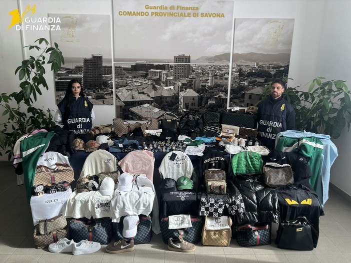 Varazze, scoperto un magazzino del falso: sequestrati mille capi e orologi di lusso