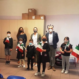Ceriale, Festa della Repubblica con bandierina e pergamena nelle scuole della città