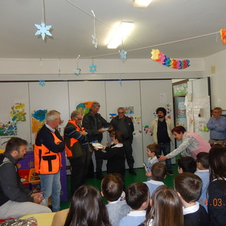 Mallare: i cacciatori donano materiale didattico alla scuola dell'infanzia Mallare: i cacciatori donano materiale didattico alla scuola dell'infanzia