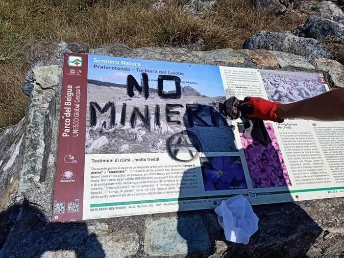 Scritte contro la miniera del Tarinè sui cartelli e sul Crocifisso: pulizia del personale del Parco del Beigua (FOTO)