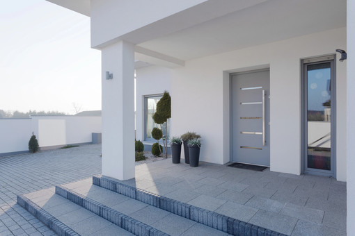 Maniglie per porta di ingresso: il maniglione verticale di design Maniglie per porta di ingresso: il maniglione verticale di design