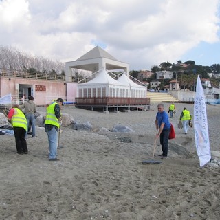 I balneari di Albisola Superiore puliscono le spiagge libere