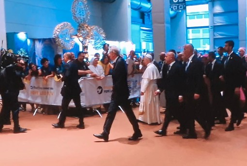 Meeting di Rimini, Papa Leone XIV si ferma davanti al Cristo Nero di Rapallo. Bucci: “Emozione particolare”