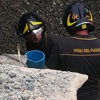 Gattino incastrato in un tubo profondo a Verezzi: salvataggio in corso