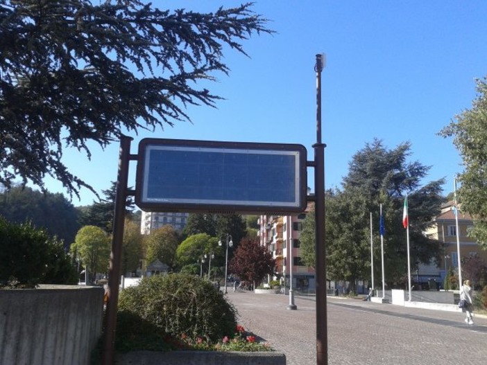 Cairo aggiusta il pannello informativo di piazza della Vittoria
