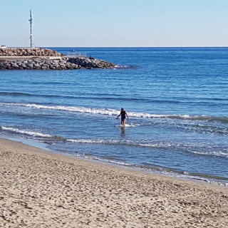 8 dicembre in spiaggia nella riviera savonese: tuffi in mare ad Andora