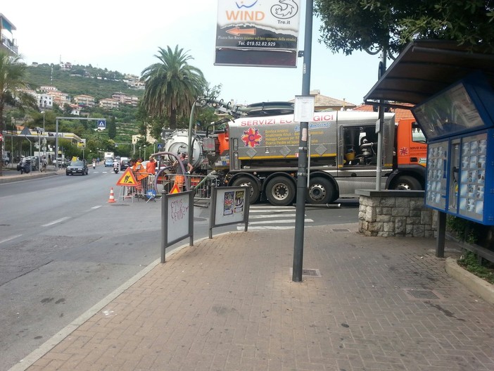 Cede un pezzo di una tubazione in via Garibaldi: odore di fogna in centro Pietra Ligure Cede un pezzo di una tubazione in via Garibaldi: odore di fogna in centro Pietra Ligure