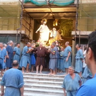 Finale celebra San Pietro, tra cortei, falò e le tradizionali vele nel bicchiere
