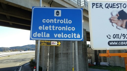 Superstrada di Quiliano, da una parte autovelox e dall'altra "Attenti alle buche" Superstrada di Quiliano, da una parte autovelox e dall'altra "Attenti alle buche"