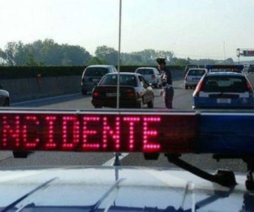 Doppio tamponamento con più auto coinvolte sulla A10: traffico in tilt Doppio tamponamento con più auto coinvolte sulla A10: traffico in tilt
