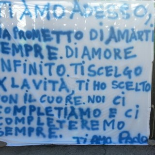 Vado Ligure, striscione d"amore sulla via Aurelia: "Ti amo adesso, ma prometto di amarti sempre"