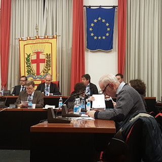 Il consiglio comunale di Albenga si spacca sulla richiesta di dimissioni di Sonia Viale