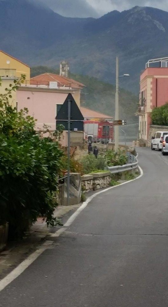 Finale Ligure: auto in fiamme, intervento dei Vigili del Fuoco Finale Ligure: auto in fiamme, intervento dei Vigili del Fuoco