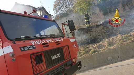 Savona, zona boschiva in fiamme nei pressi di via Vittime di Brescia: intervento dei Vigili del Fuoco (FOTO)