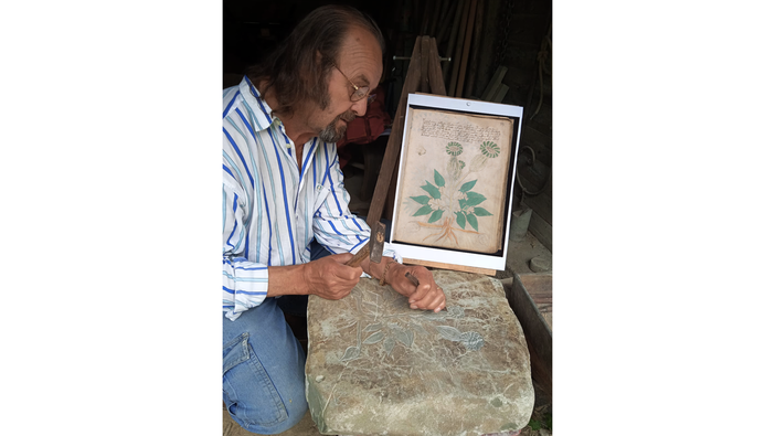 In copertina: Remo Salcio al lavoro su una delle “Pietre di Voynich” (ph Letizia Rivetti). In allegato: Cappella di S. Martino Sulle Orme di Michelangelo (ph Letizia Rivetti), Castello Del Carretto di Gorzegno e le opere di Daniele Aletti e Daniela Guggisberg (ph di Giordano Berti)