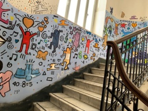 I murales realizzati dagli studenti ispirati al segno grafico di Keith Haring