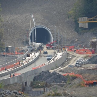 Andora, pieno ritmo per i lavori del raddoppio ferroviario: iniziata questa mattina la lunga marcia di camion per depositare la ghiaia