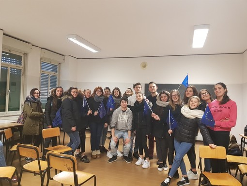Integrazione europea e diritto comunitario: due tematiche affrontate dagli studenti dell'Istituto "Patetta" di Cairo Integrazione europea e diritto comunitario: due tematiche affrontate dagli studenti dell'Istituto "Patetta" di Cairo