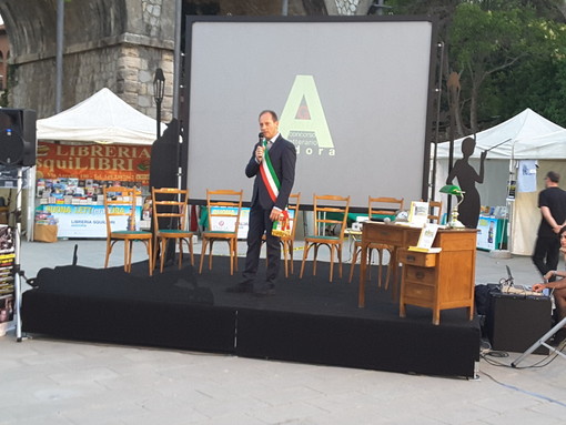 Andora Festival Noir, al via gli incontri con gli autori anche sulla spiaggia Andora Festival Noir, al via gli incontri con gli autori anche sulla spiaggia
