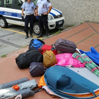 Savona, blitz della municipale sulla spiaggia libera di corso Veneto: sequestrato un coltello e alcune tende