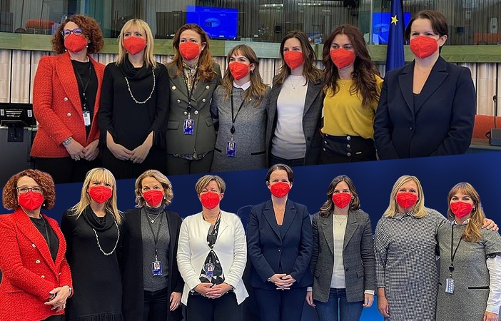 Violenza donne, eurodeputate Lega in aula con la mascherina rossa Violenza donne, eurodeputate Lega in aula con la mascherina rossa