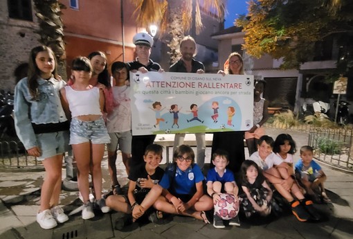 “I bambini giocano ancora per strada”: Cisano invita gli automobilisti a rallentare nel centro cittadino “I bambini giocano ancora per strada”: Cisano invita gli automobilisti a rallentare nel centro cittadino