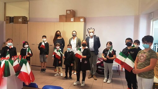 Ceriale, Festa della Repubblica con bandierina e pergamena nelle scuole della città Ceriale, Festa della Repubblica con bandierina e pergamena nelle scuole della città