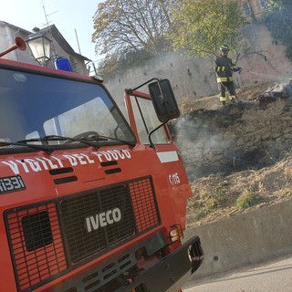 Savona, zona boschiva in fiamme nei pressi di via Vittime di Brescia: intervento dei Vigili del Fuoco (FOTO)