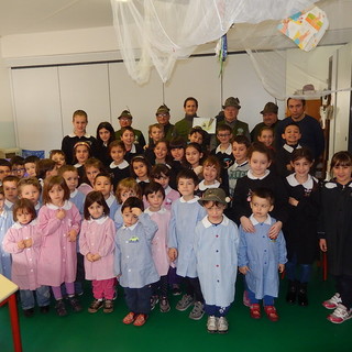 Gli Alpini portano doni ai bimbi delle scuole d'infanzia a Pallare