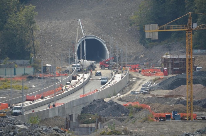 Andora, pieno ritmo per i lavori del raddoppio ferroviario: iniziata questa mattina la lunga marcia di camion per depositare la ghiaia