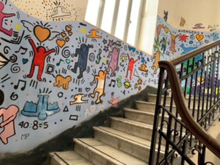 I murales realizzati dagli studenti ispirati al segno grafico di Keith Haring I murales realizzati dagli studenti ispirati al segno grafico di Keith Haring