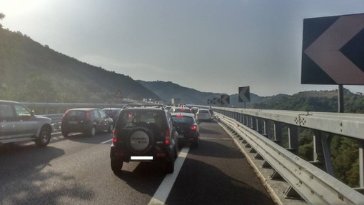 Forti rallentamenti lungo l'autostrada Torino-Savona per un tir in avaria Forti rallentamenti lungo l'autostrada Torino-Savona per un tir in avaria
