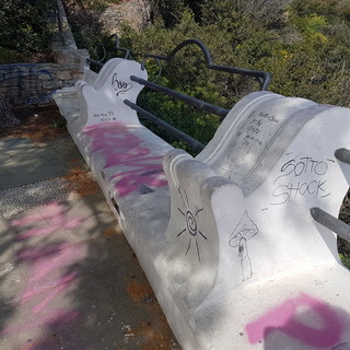 Alassio, atti vandalici a Santa Croce: deturpate le panchine ma non solo (FOTO)