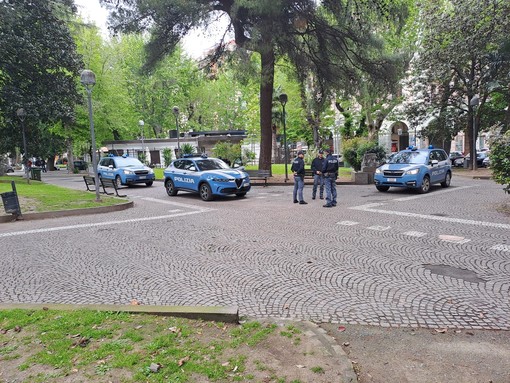 Savona, vede i poliziotti delle Volanti e fugge: 30enne straniero denunciato per spaccio di hashish