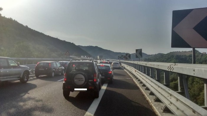 Forti rallentamenti lungo l'autostrada Torino-Savona per un tir in avaria