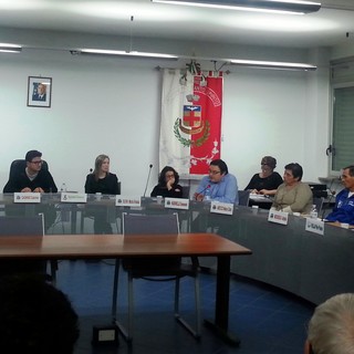 Esondazione dei fiumi ed allagamenti al centro del consiglio comunale di Borghetto