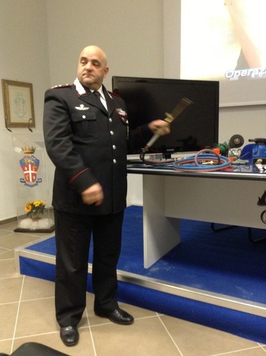 Il comandante Garau mostra gli attrezzi di scasso della banda Il comandante Garau mostra gli attrezzi di scasso della banda