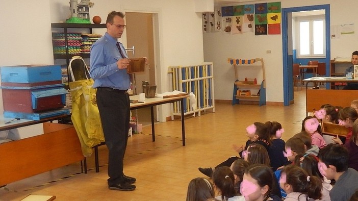 Lezione di apicultura alla scuola primaria di Pallare (FOTO) Lezione di apicultura alla scuola primaria di Pallare (FOTO)